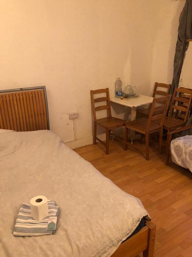 Private Rooms In 3 Bedroom Flat!! 런던 외부 사진