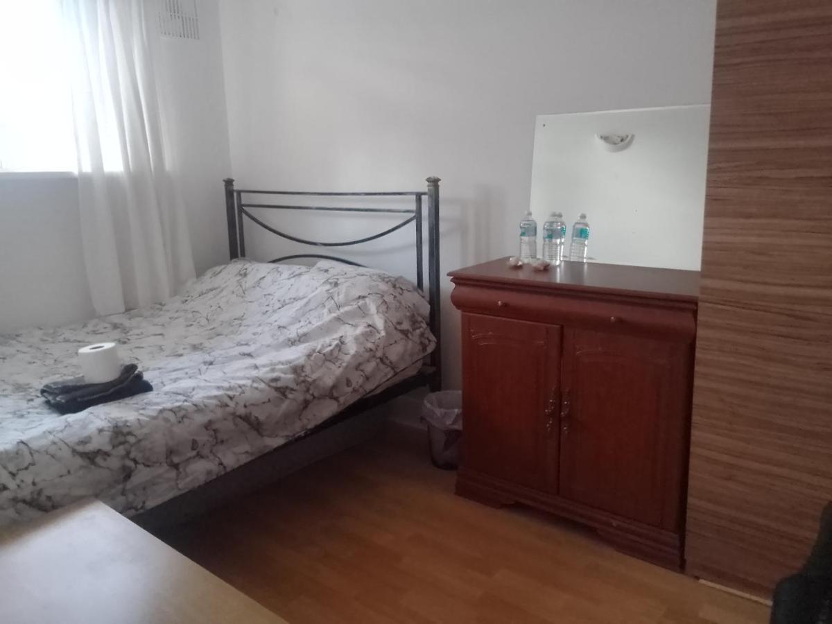 Private Rooms In 3 Bedroom Flat!! 런던 외부 사진