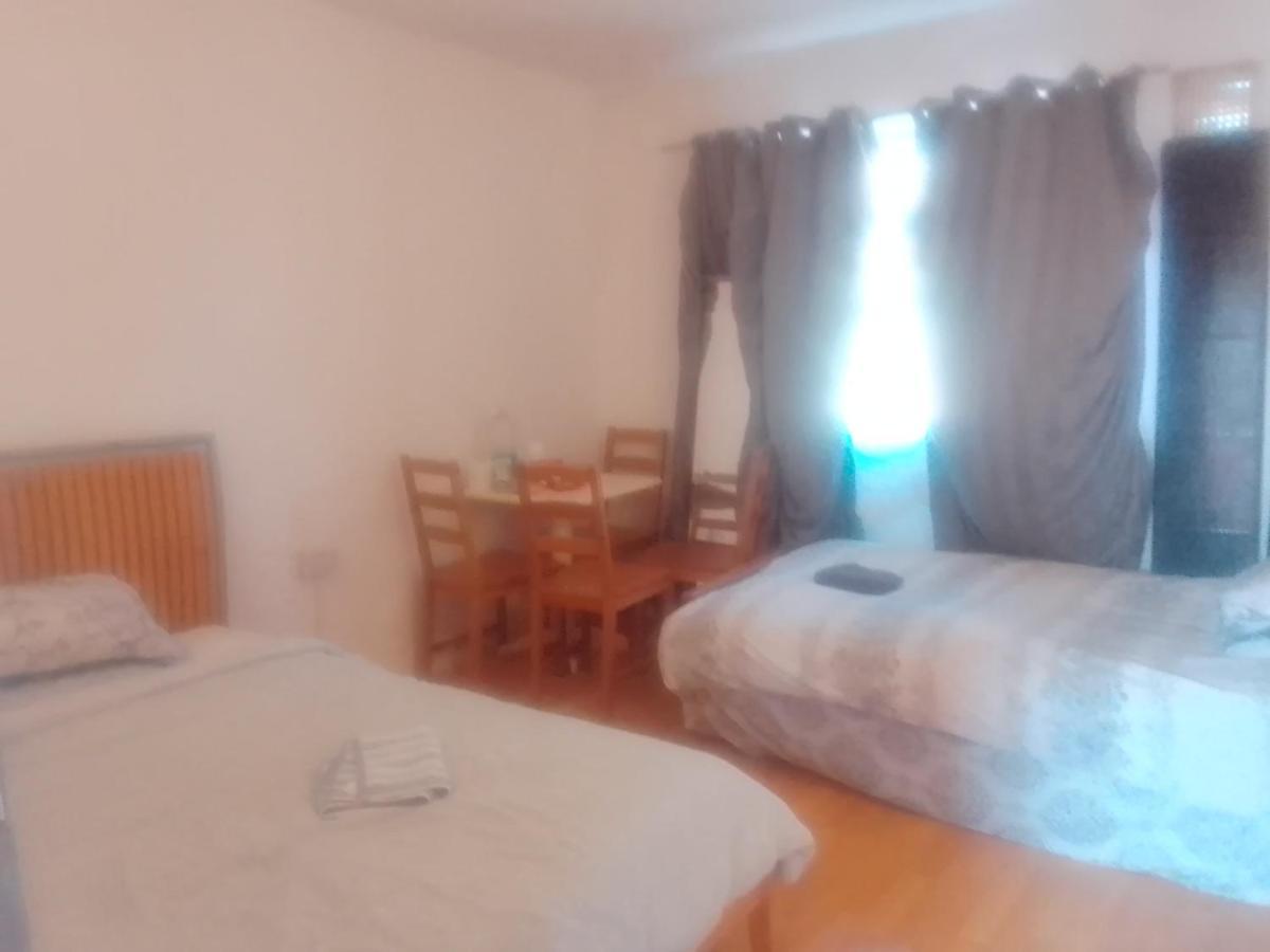 Private Rooms In 3 Bedroom Flat!! 런던 외부 사진