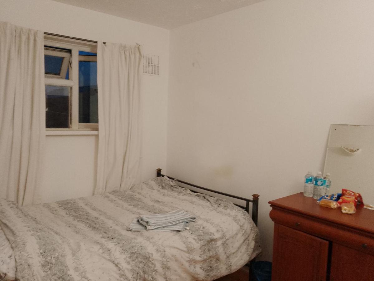 Private Rooms In 3 Bedroom Flat!! 런던 외부 사진