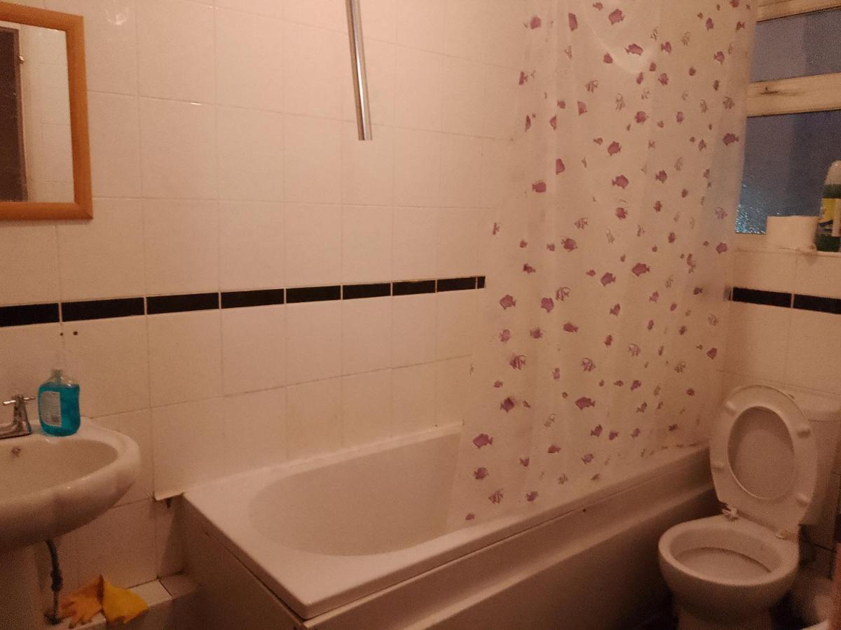 Private Rooms In 3 Bedroom Flat!! 런던 외부 사진